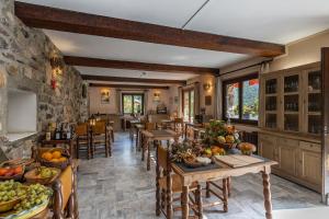 - un restaurant avec des tables et des chaises et des fruits dans l'établissement Chambres d'hôtes les Murès du Mercantour, à Valdeblore