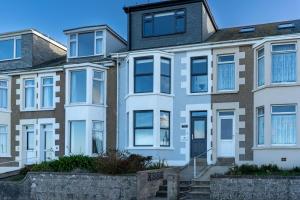an example of a house in the uk at Porthmeor View in St Ives