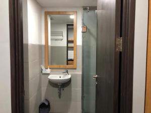 Bilik mandi di Apartment Bintaro Icon