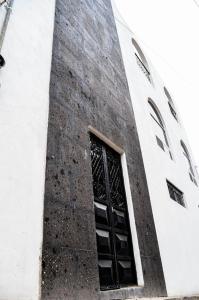 un grand bâtiment avec une fenêtre sur le côté. dans l'établissement Casa Bonita, à Guanajuato