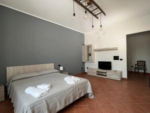 1 dormitorio con 1 cama con toallas en Resort Amica, en Thurio