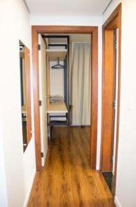 - un couloir avec une table et un bureau dans la chambre dans l'établissement Golden Ingá Hotel, à Maringá