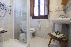 a bathroom with a toilet and a sink and a shower at Vivienda Vacacional El Remanso de Colombres in Colombres +6 photos