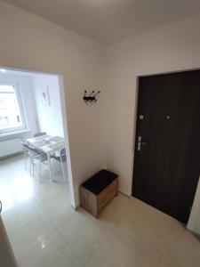 una sala de estar con una puerta negra y una mesa en ***Casablanca Apartament*** - 40m² ✓, en Rybnik