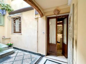 uma entrada para uma casa com uma porta de madeira em Forte 07 em Forte dei Marmi