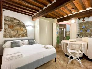 um quarto com uma cama e uma mesa com uma cadeira em Forte 07 em Forte dei Marmi