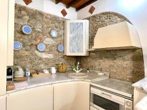 uma cozinha com um lavatório e placas azuis na parede em Forte 07 em Forte dei Marmi