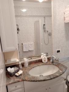 een badkamer met een wastafel en een douche bij La casa di Sabrina in Verona