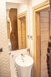 ein Badezimmer mit Waschbecken und Spiegel in der Unterkunft WILLA GRG in Zakopane + 38 Fotos