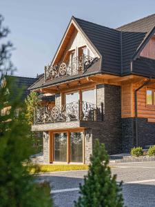 ein Haus mit einem Balkon darauf in der Unterkunft WILLA GRG in Zakopane