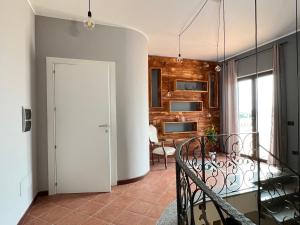 um quarto com uma escada que leva a uma sala de estar em Resort Amica em Thurio