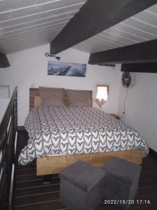 1 dormitorio con 1 cama en una habitación en Les Oliviers de Camargue, en Salin-de-Giraud