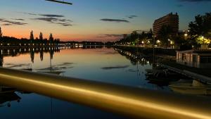- une vue sur la rivière la nuit dans l'établissement Le Vichy Centre, spacieux et cosy T2 avec vue, au calme, à Vichy