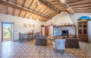 Зона вітальні в Gorgeous Home In Montalcino With Kitchen