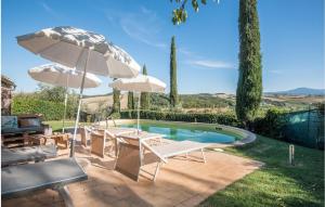 einen Pool mit 2 Sonnenschirmen sowie einem Tisch und Stühlen in der Unterkunft Gorgeous Home In Montalcino With Kitchen in Montalcino
