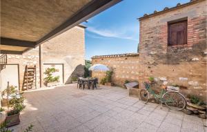 un patio esterno con tavolo, sedie e un edificio di Gorgeous Home In Montalcino With Kitchen a Montalcino