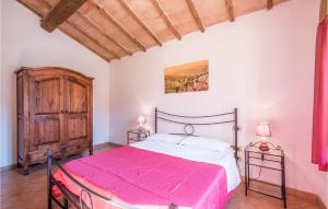A bed or beds in a room at 3 Bedroom Amazing Home In Montalcino