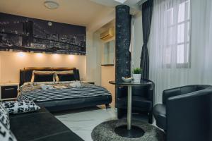 1 dormitorio con 1 cama, 1 silla y 1 mesa en Villa Fortuna en Ohrid