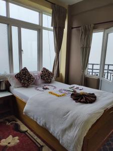 Postel nebo postele na pokoji v ubytování Hotel High Ground Inn Sarangkot