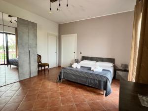 um quarto com uma cama e uma cadeira num quarto em Resort Amica em Thurio