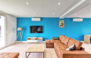 uma sala de estar com um sofá e uma parede azul em 5 Bedroom Nice Home In Albi em Albi