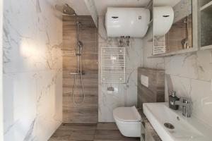 a bathroom with a shower and a toilet and a sink at Brunarica Primas Čatež in Brežice