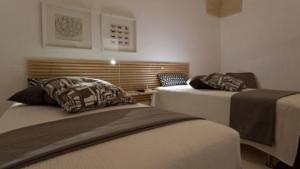 A bed or beds in a room at Rescio's Rooms
