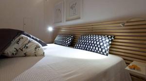 A bed or beds in a room at Rescio's Rooms