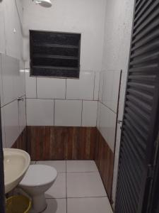 Baño pequeño con aseo y lavamanos en Pousada Recanto Alaketu Hospedagens, en Campo Grande