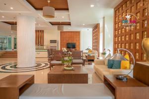 巴東海灘的住宿－Patong Coco Apartment，客厅配有沙发和桌子