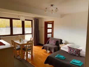un soggiorno con un letto e un tavolo di Willa Aurinia a Szczawnica