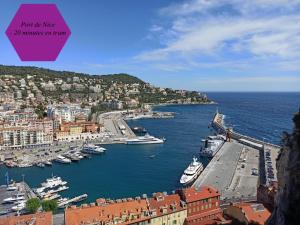 vistas a un puerto con barcos en el agua en Studio - 1 minute de la plage et de la Promenade des Anglais, en Niza