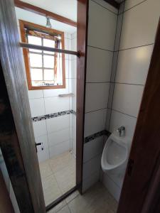 uma casa de banho com um WC, um lavatório e uma janela em Container Eco Suítes em Cabo Frio