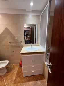 La salle de bains est pourvue d'un lavabo, de toilettes et d'un miroir. dans l'établissement la Cassia Cabo Appartement, à Cabo Negro