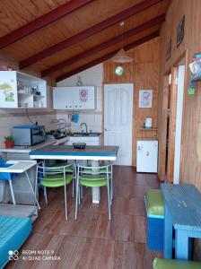 - une cuisine avec une table et des chaises dans la chambre dans l'établissement Las 3 Golondrinas, à El Quisco