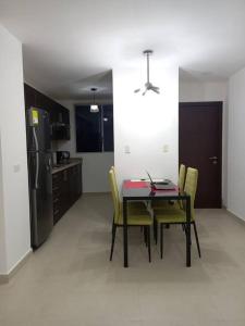 eine Küche mit einem Tisch und Stühlen im Zimmer in der Unterkunft Edif. Deymar - Departamento frente al mar 9no piso in Tonsupa