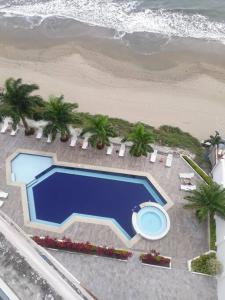 an overhead view of a swimming pool and the beach at Edif. Deymar - Departamento frente al mar 9no piso in Tonsupa