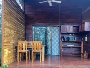 ein Esszimmer mit einem Tisch und Stühlen in der Unterkunft Casa Rustica in Brasilito