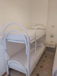 um quarto com 2 beliches num quarto em case vacanze Rodi Garganico em Rodi Garganico