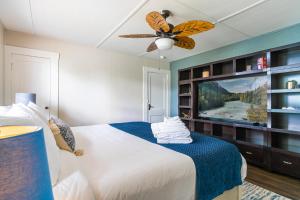 um quarto com uma cama e uma televisão de ecrã plano em The Estate at Mt Dora em Mount Dora