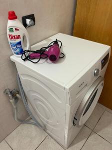 een witte wasmachine op een aanrecht bij Affitti brevi "Max FORTUNA" in Ragusa