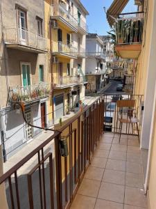 een balkon met uitzicht op een straat met gebouwen bij Affitti brevi "Max FORTUNA" in Ragusa