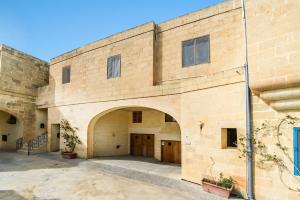 a large brick building with an archway at The Arches Holiday Home in Kerċem