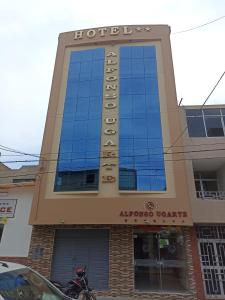 un edificio con un cartel en la parte delantera en HOTEL ALFONSO UGARTE, en Chiclayo