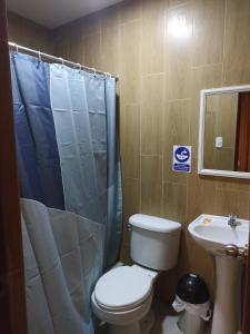 y baño con aseo y lavamanos. en HOTEL ALFONSO UGARTE en Chiclayo