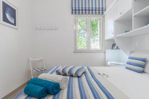ein Schlafzimmer mit einem Bett mit zwei Kissen darauf in der Unterkunft Villa Paradisio in Corsano