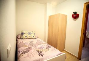 Postel nebo postele na pokoji v ubytování APARTAMENTOS SAN ANTON