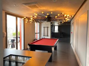 a billiard room with a red pool table at Studio moderno a 5min a pé do Allianz Parque in Sao Paulo