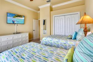 una camera con 2 letti e una TV a schermo piatto di Hidden Treasure Beach House a St Pete Beach
