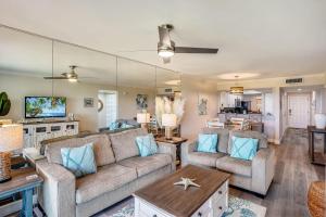 Sala de estar con 2 sofás y mesa en Land's End 10-203 Beach Front - Premier, en St Pete Beach